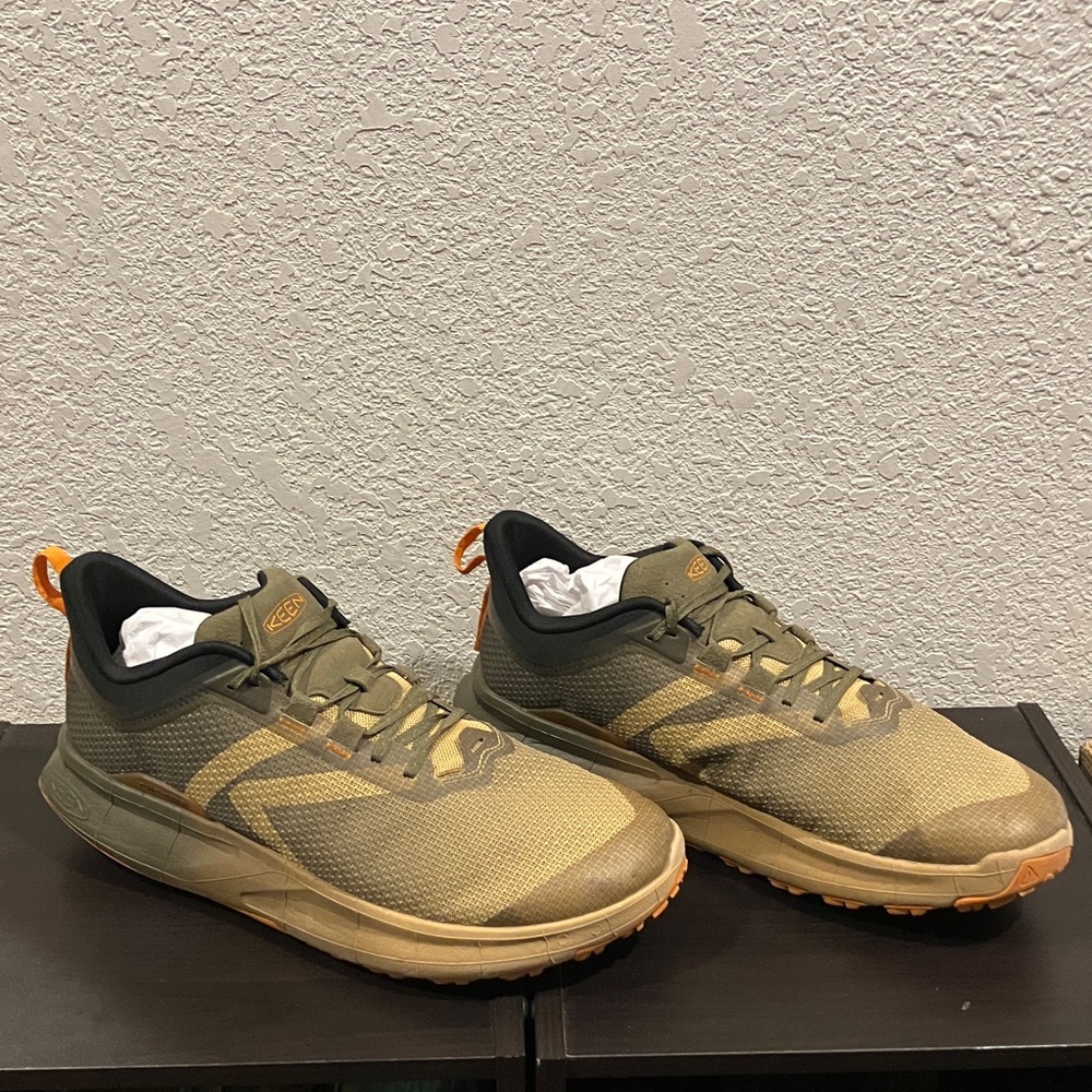 KEEN Men's Green and Tan Athletic Shoes - Picture 1 of 8